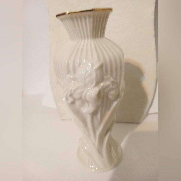 Lenox Bud Vase Vintage Raised Iris Vase with Gold Trim Ivory Cream Collectible - Picture 1 of 4